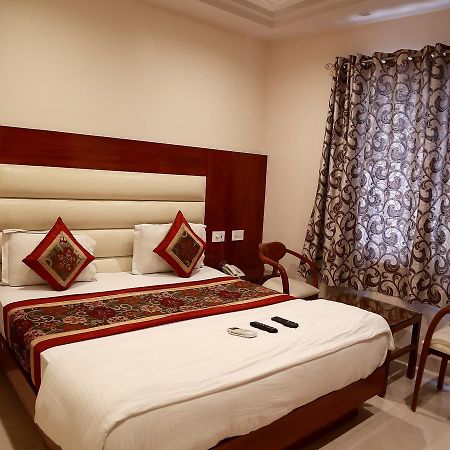 Hotel Sapphire New Delhi Exterior photo