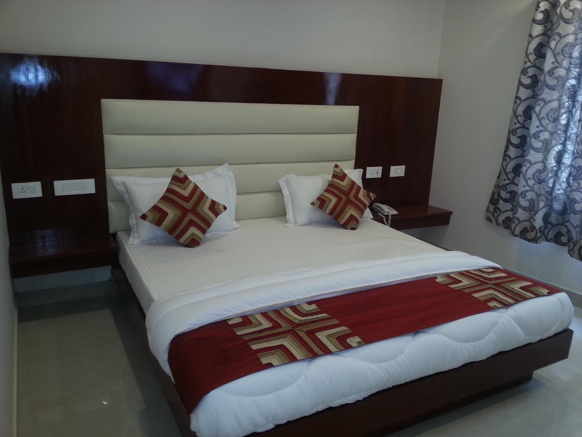 Hotel Sapphire New Delhi Exterior photo