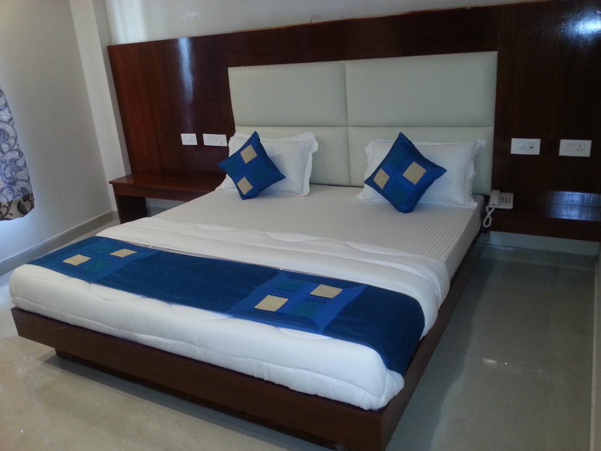 Hotel Sapphire New Delhi Exterior photo