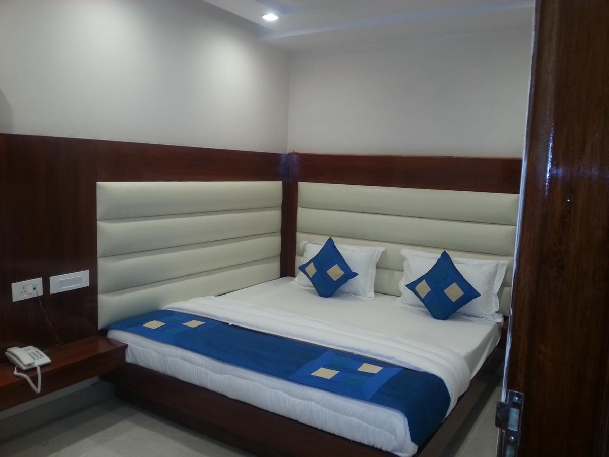 Hotel Sapphire New Delhi Exterior photo
