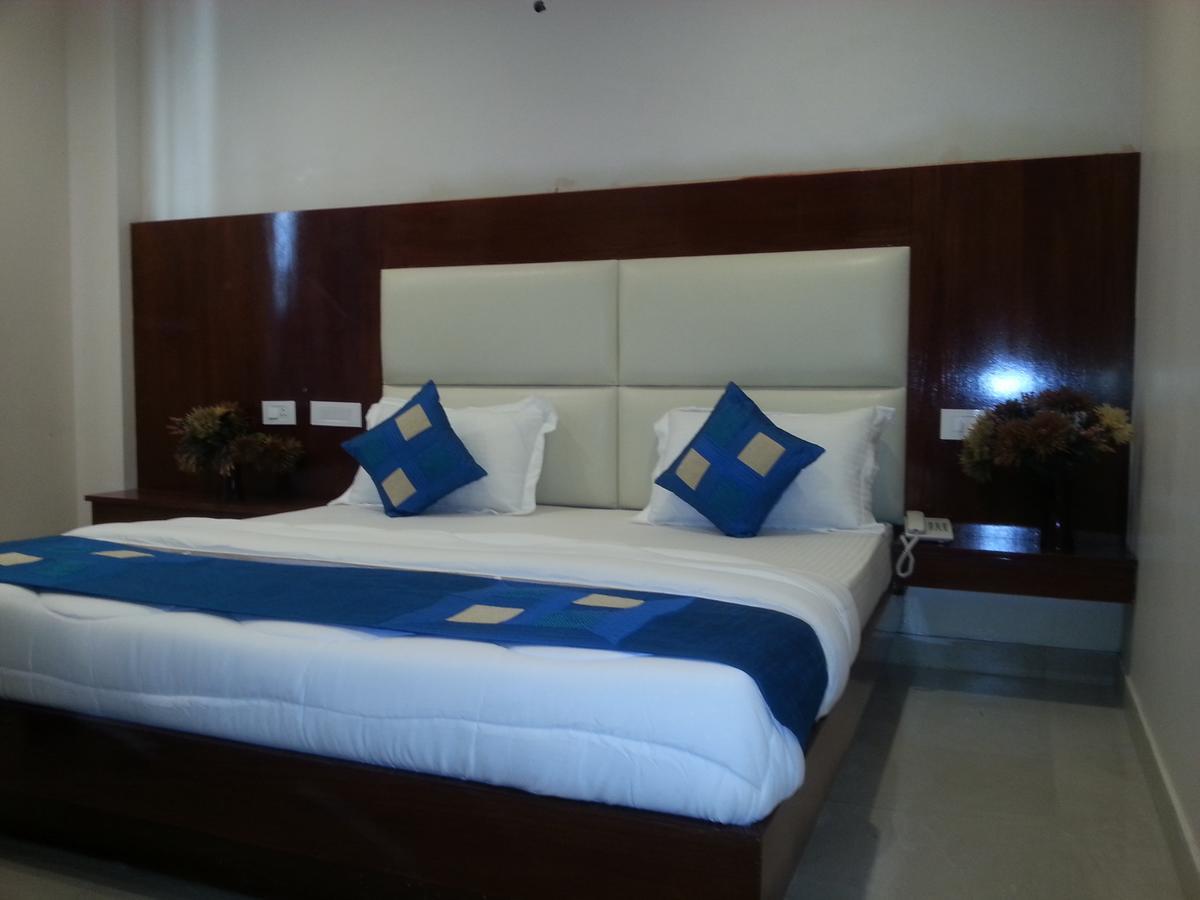 Hotel Sapphire New Delhi Exterior photo