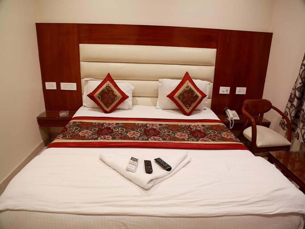 Hotel Sapphire New Delhi Exterior photo