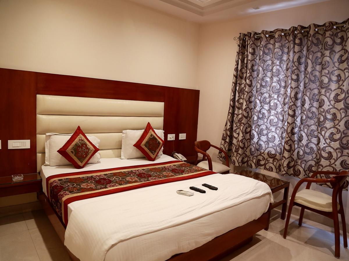 Hotel Sapphire New Delhi Exterior photo