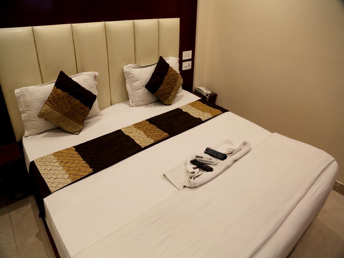 Hotel Sapphire New Delhi Exterior photo
