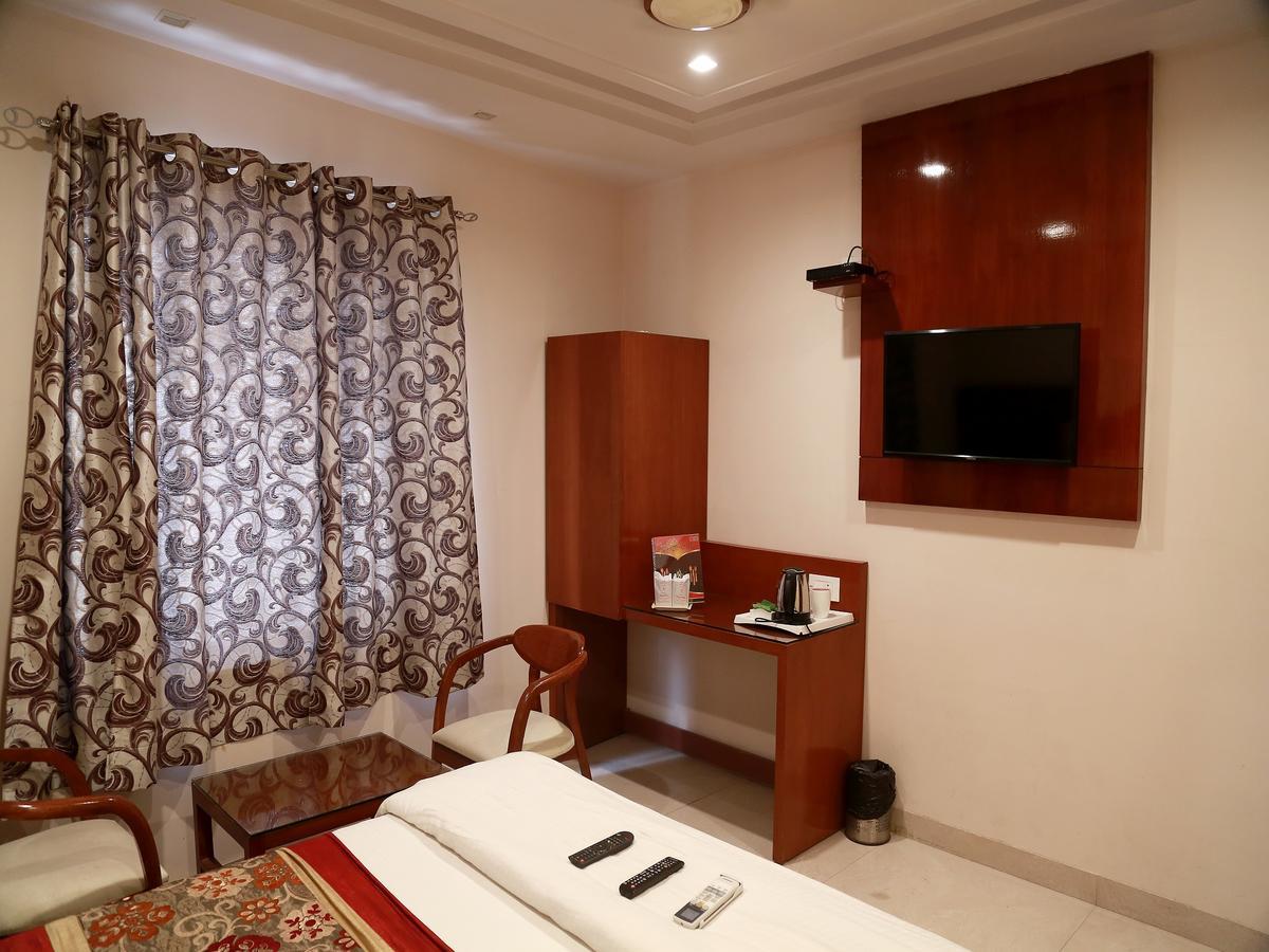 Hotel Sapphire New Delhi Exterior photo